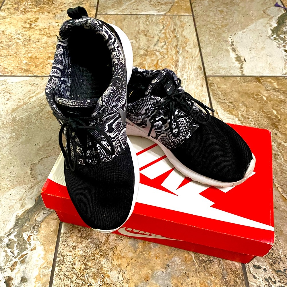 Woman’s Nike Roshe One Print Shoes 👟